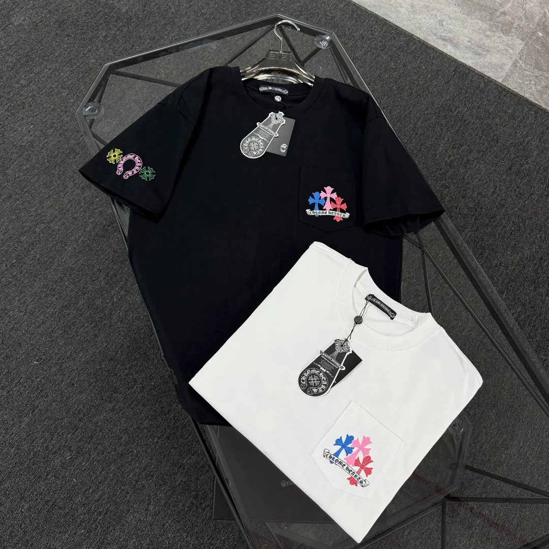 P180 Chrome Hearts Chrome Hearts 25 high version. The fabric is made of 300 grams of high-density pure cotton. It does not deform or shrink. It has three labels. It is the same style for men and women. Technology: suede foam printing. Color: white black. SIZE: S-XL.